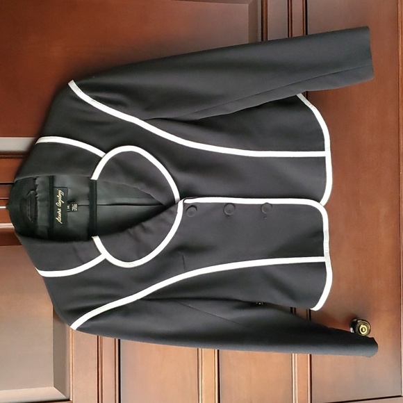Sandra Augelazzi - Black suit with white stripe ribbons. Only worn a few times. - Picture 3 of 10